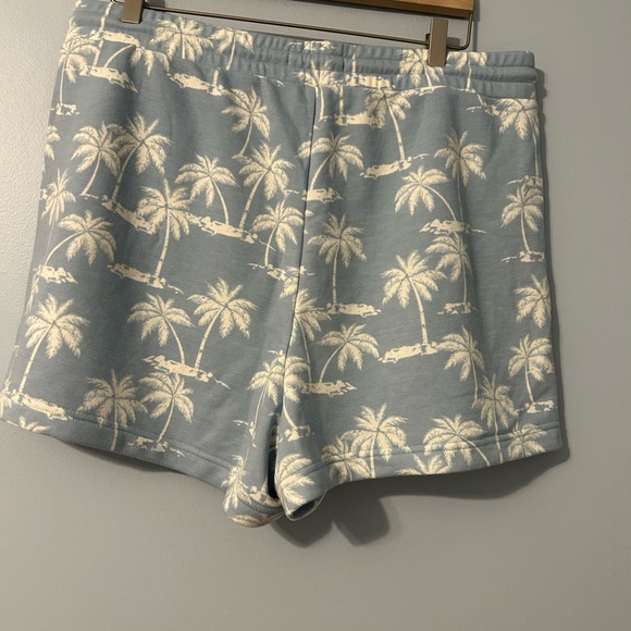 2 piece crop sweatshirt and shorts in size large. - Picture 5 of 12